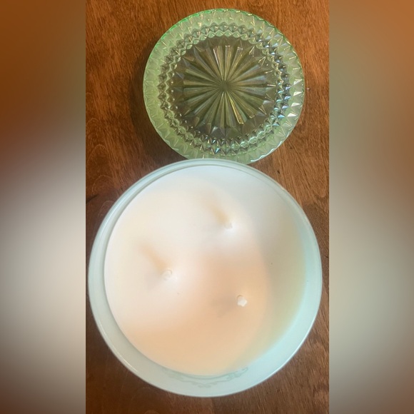 White Barn & BBW Scented Candle - Springtime in Paris Limited Edition 3 Wick NEW - Picture 3 of 3